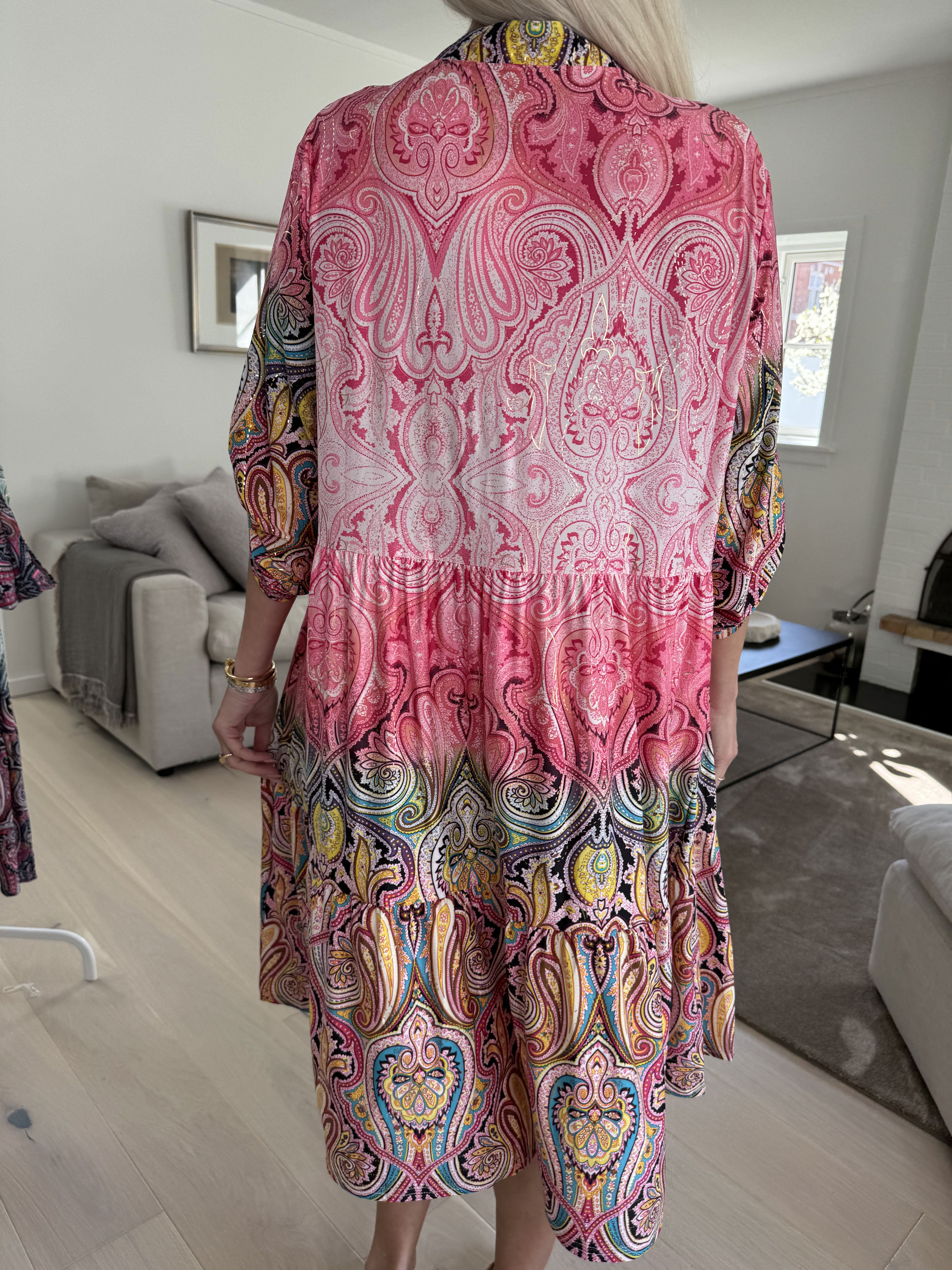 Milano Tamaria Midi - Kjole i fint print i lag på lag look